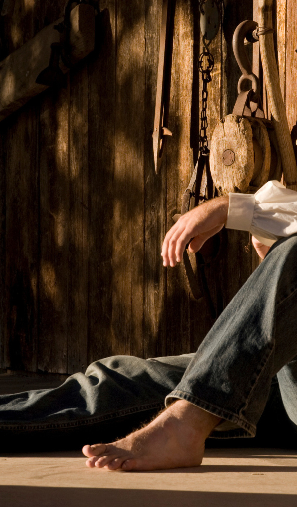 Мужчина у ангара