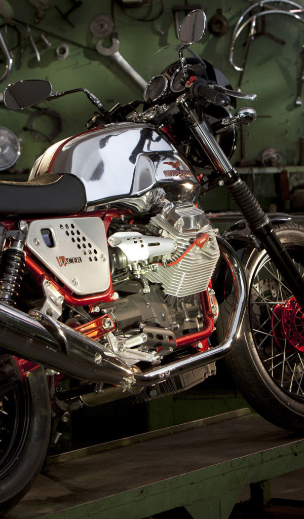 Moto Guzzi v7racer в гараже