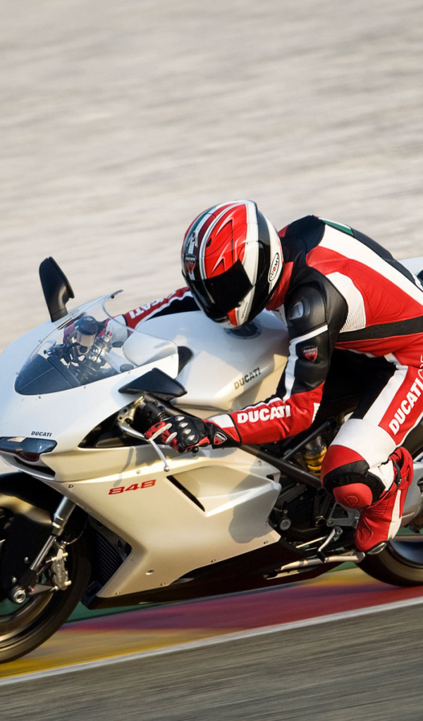 белый Ducatti 848