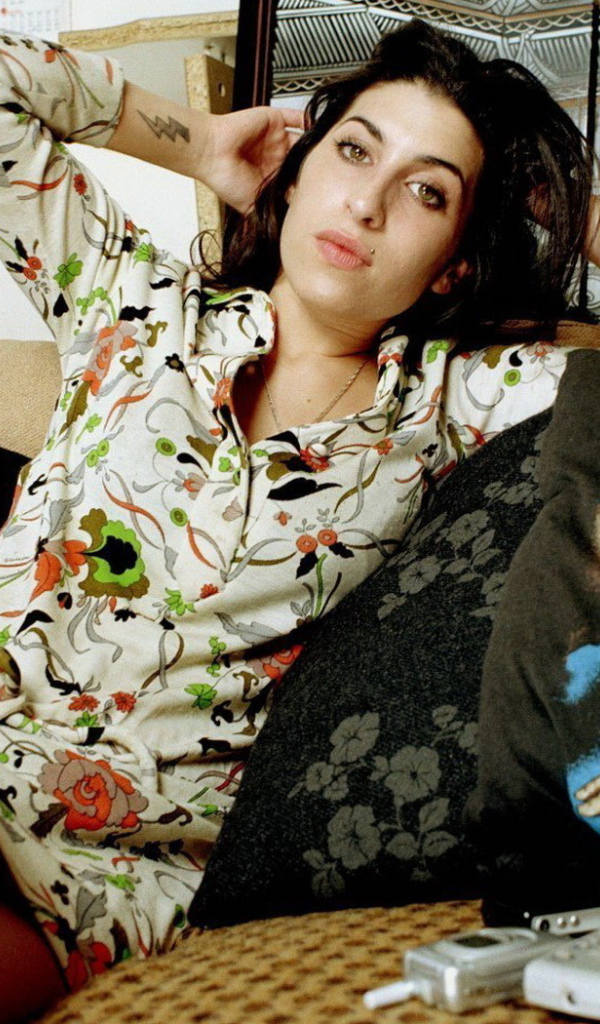 Эми Уайнхаус на диване