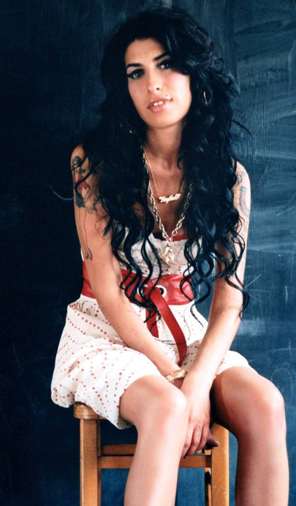 Эми Уайнхаус у доски