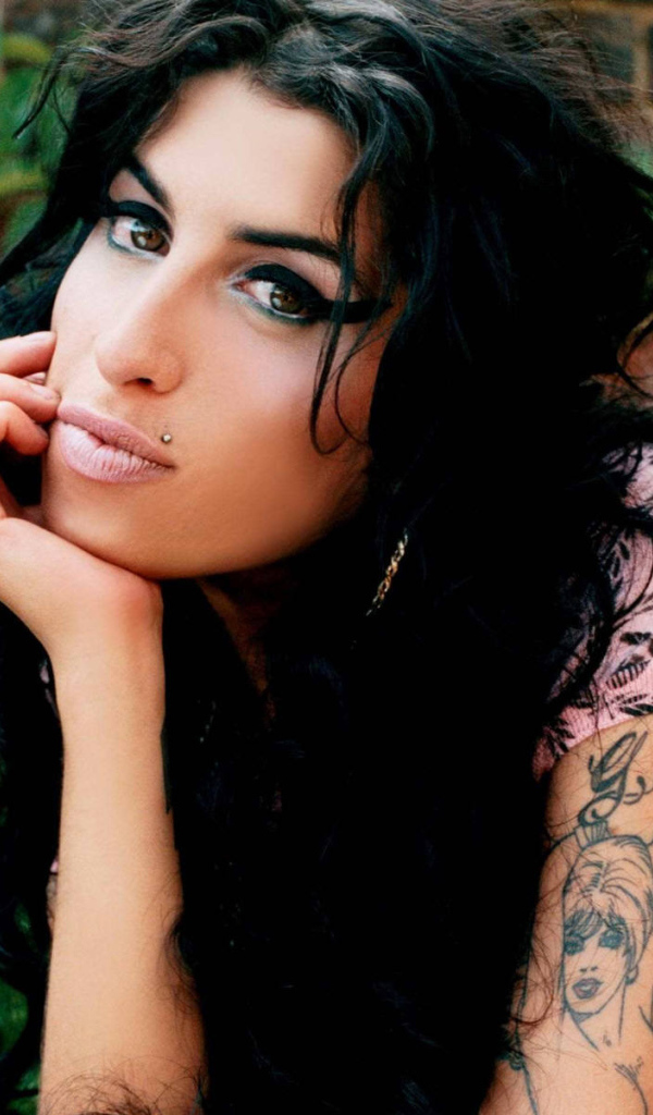 загадочный взгляд Эми Уайнхаус