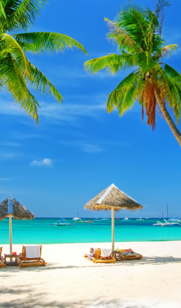 Пляж с зонтиками