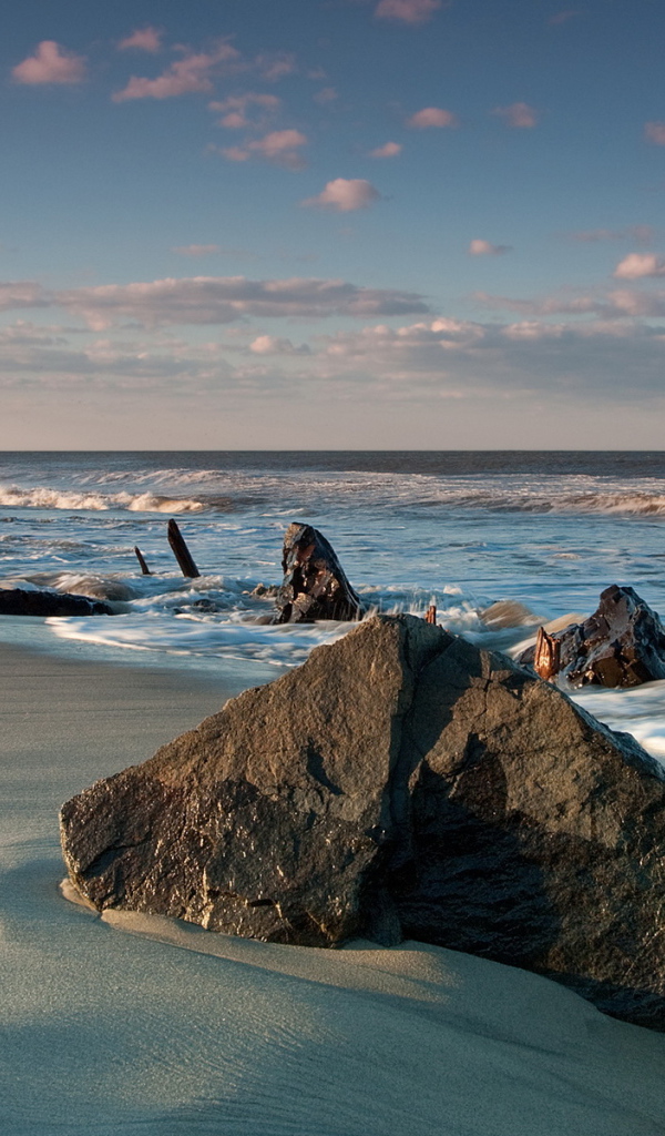 Камни на берегу