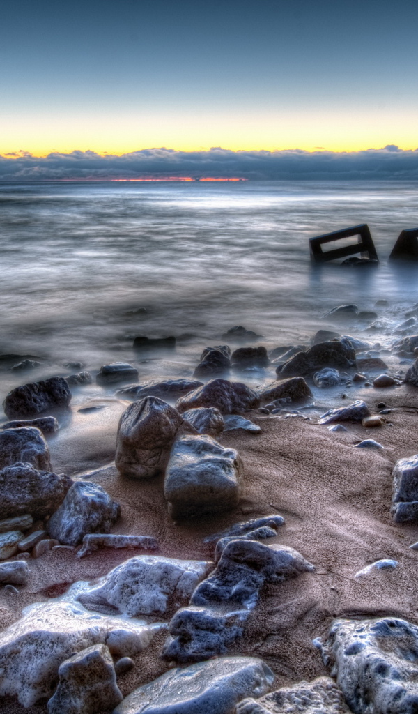 Камни на берегу