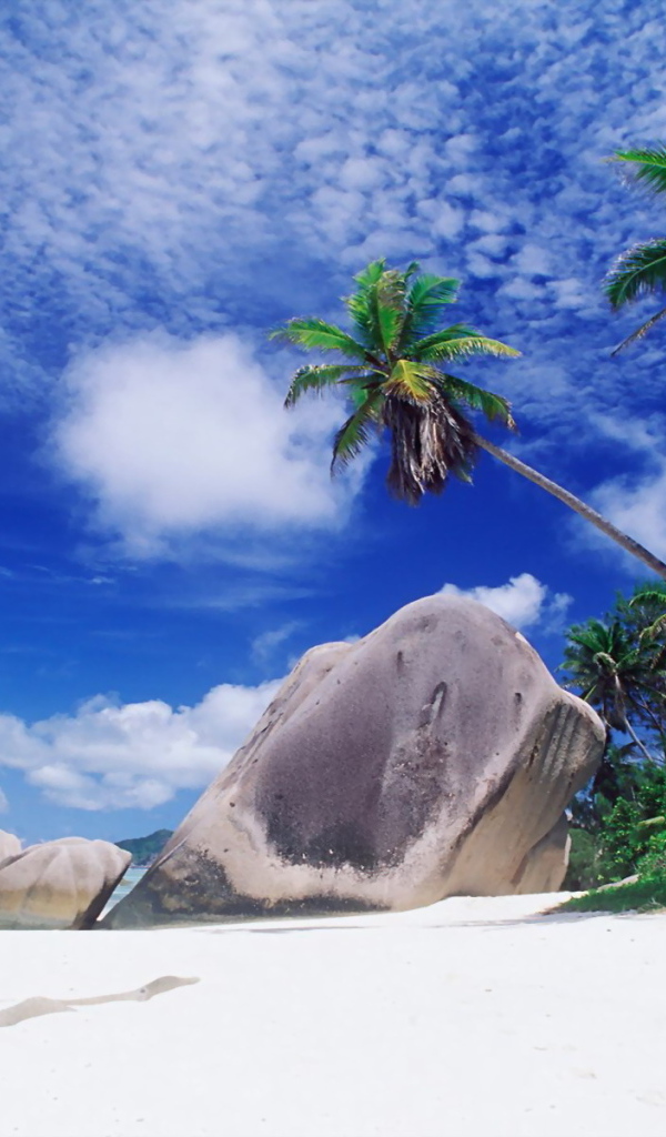 Камни на белом песке