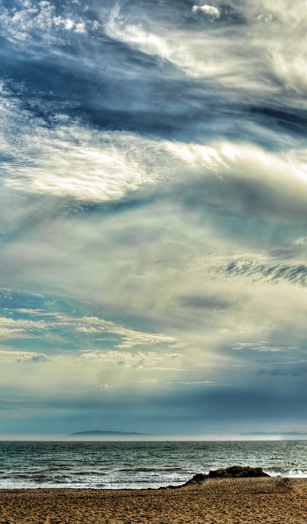 Красивые облака над пляжем