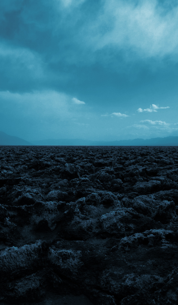 Синее небо над камнями