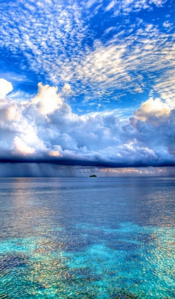 Голубое небо над морем