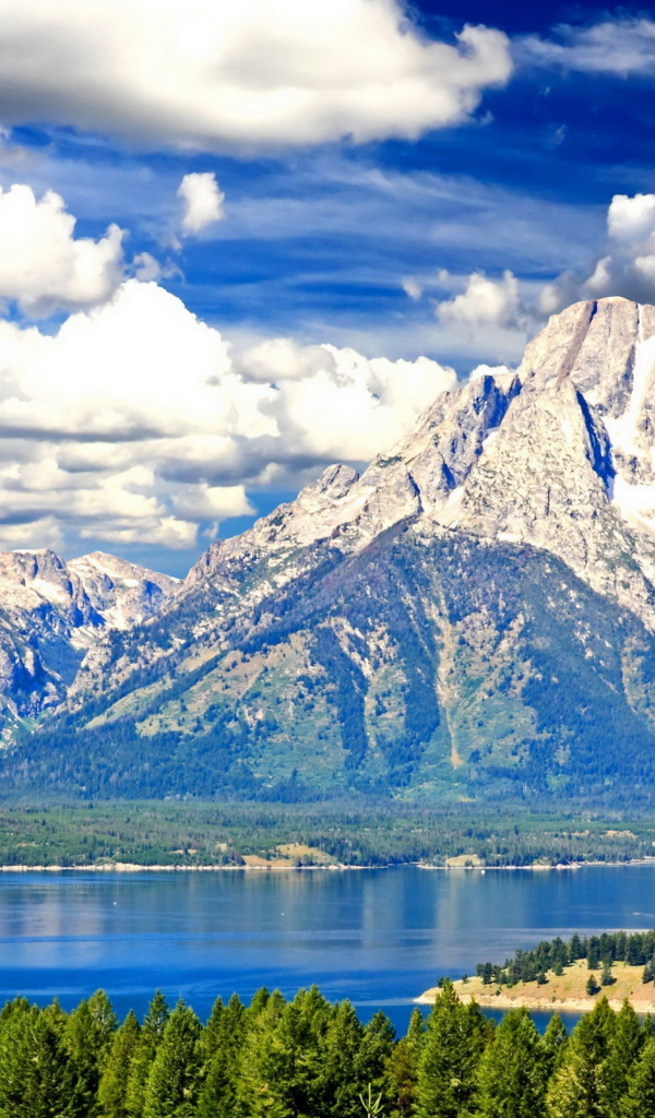 Воздушный шар среди гор