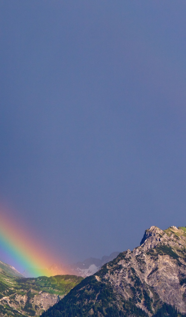 Красивая радуга в горах