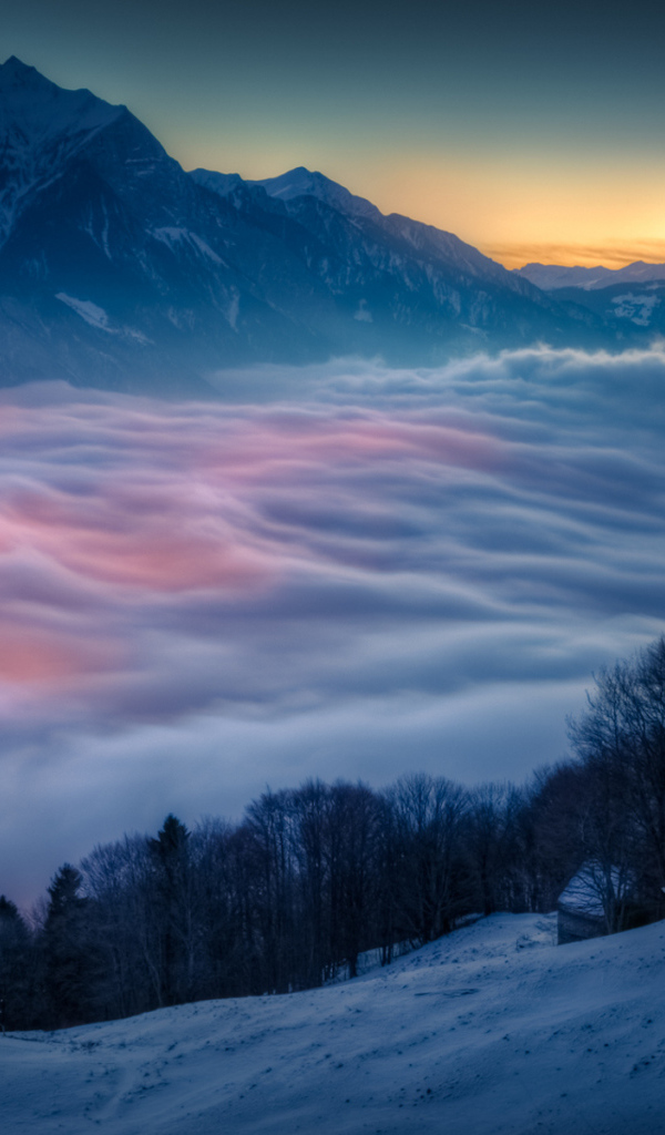 Город  у подножия гор