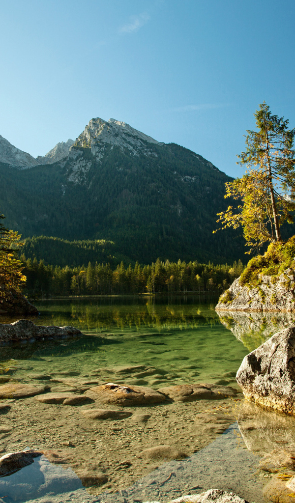 Озеро и горы