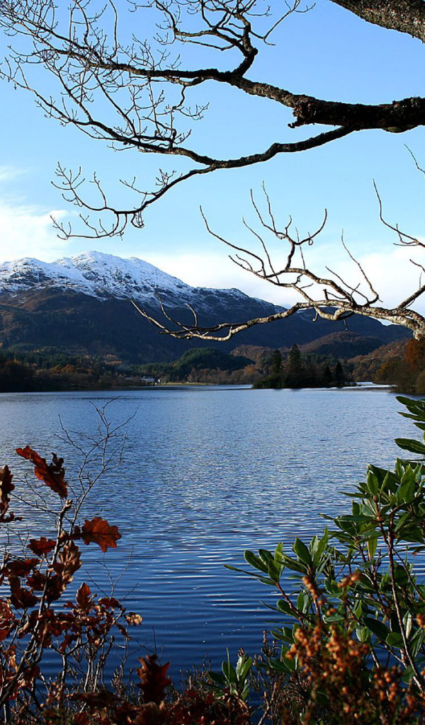 Озеро у подножия горы