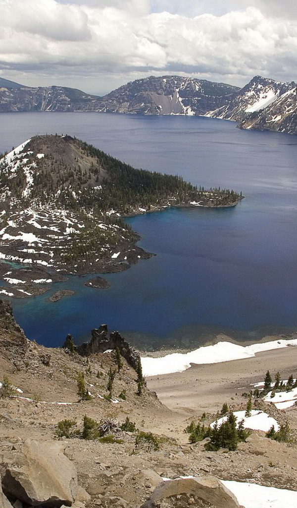 Озеро среди гор