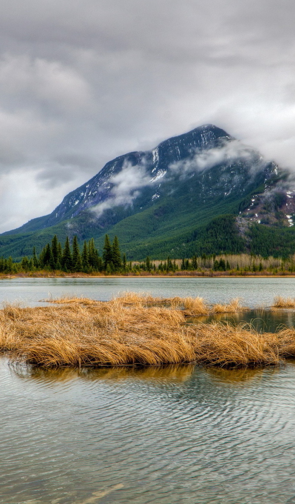 Горные вершины в облаках