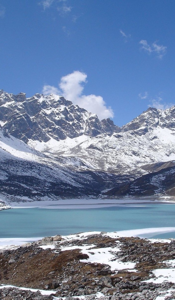 Горы и озеро