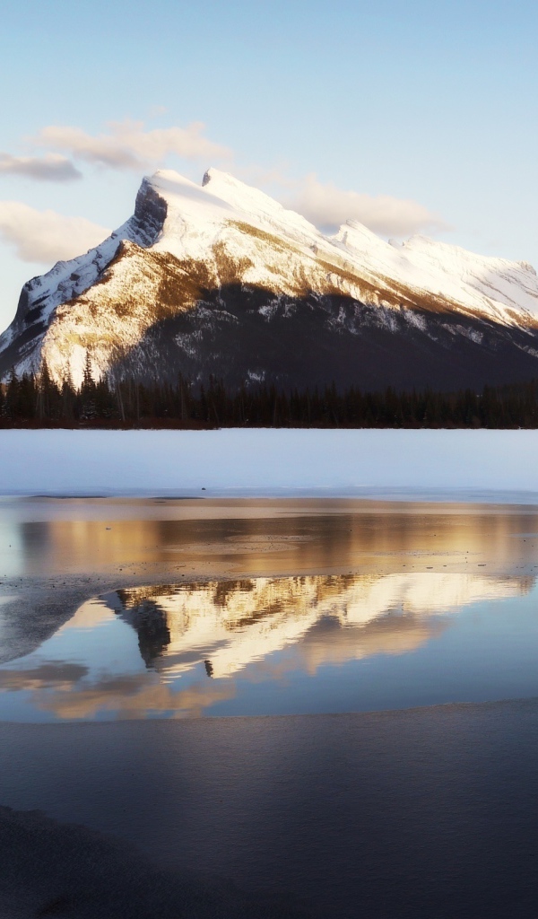 Горы и озеро