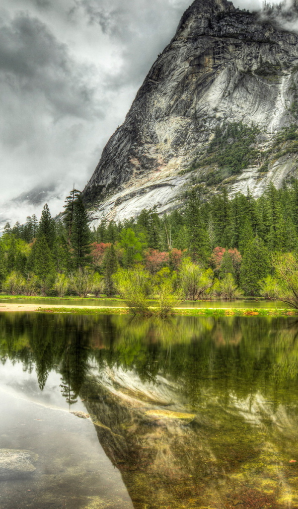 Горы и озеро