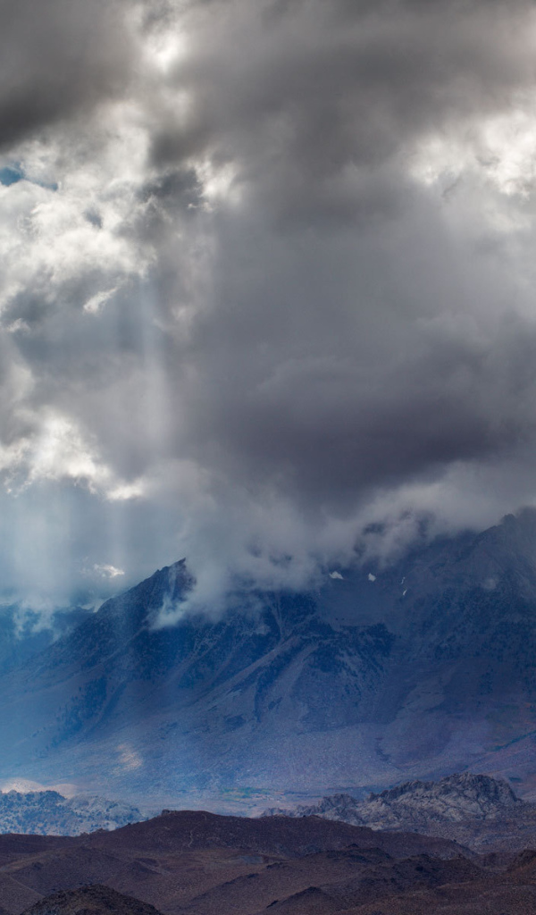 Пасмурное небо над горами