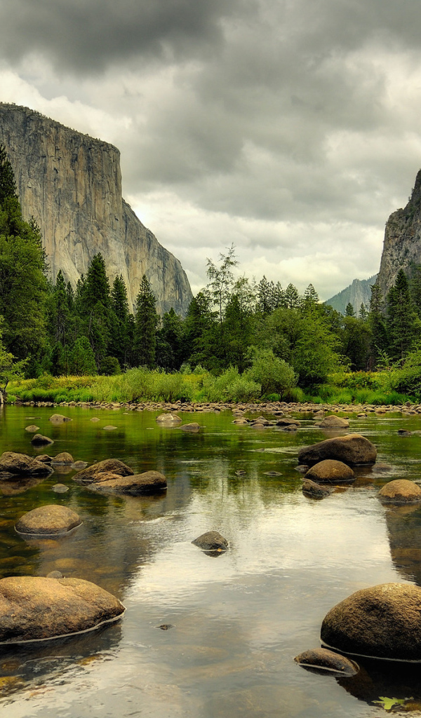 Речка среди гор