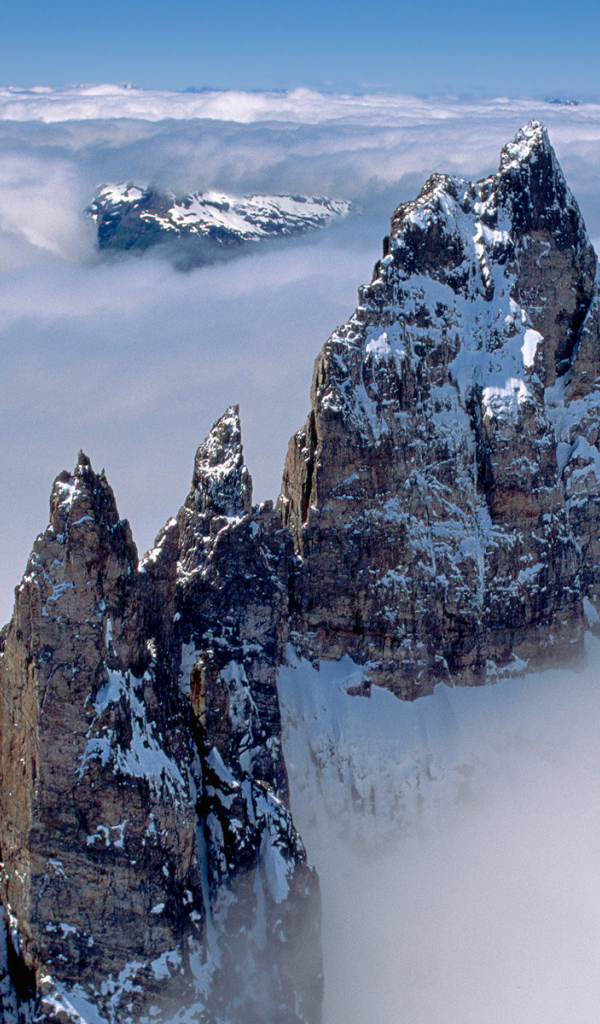 Скалы над облаками