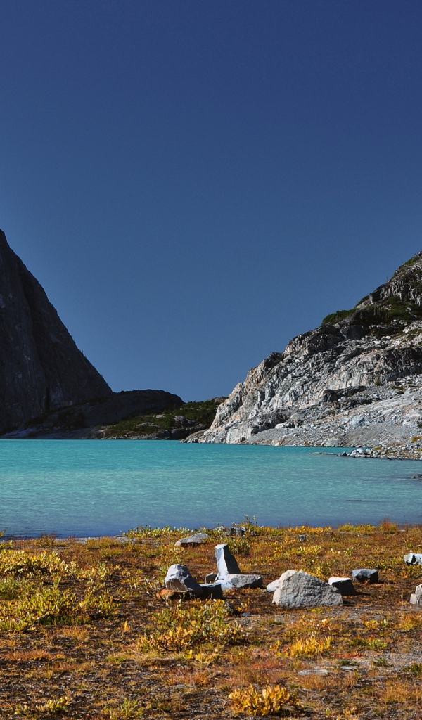 Скалы у озера