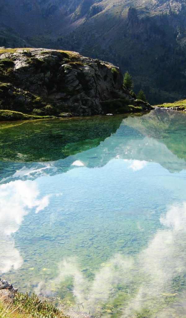 Маленькое озеро в горах