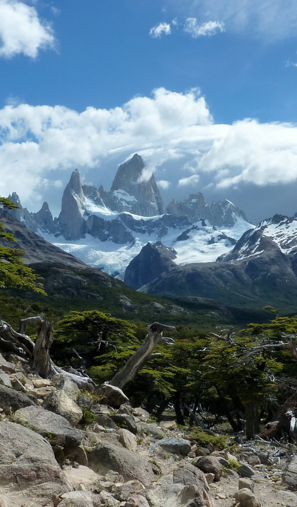 Снежные вершины под облаками