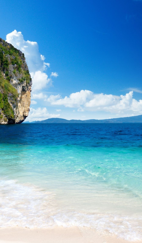 Огромный камень в море