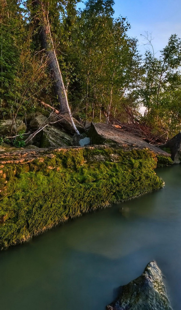 Озеро, лес, камни