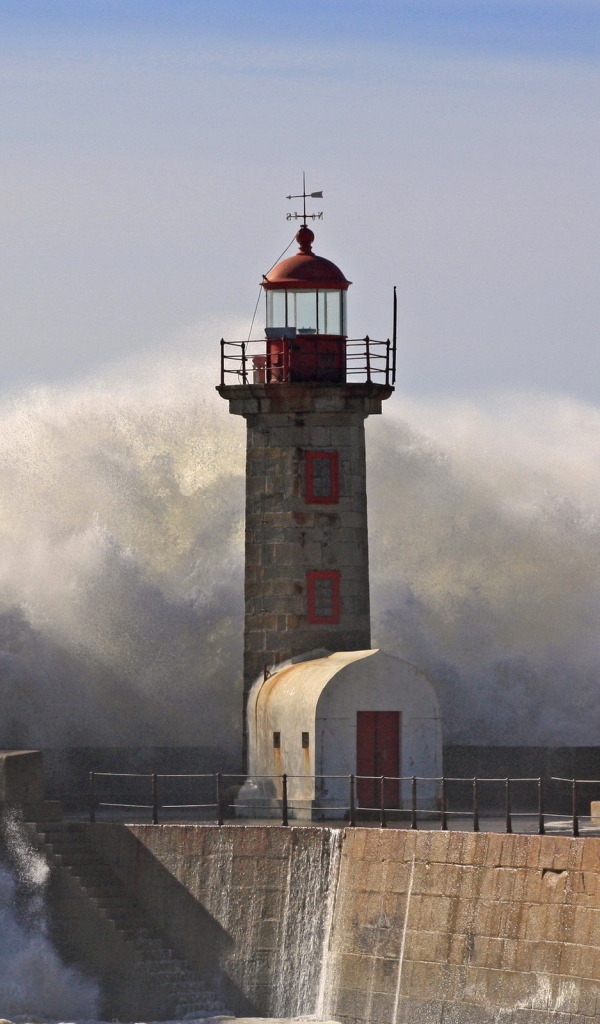 Маяк и волны