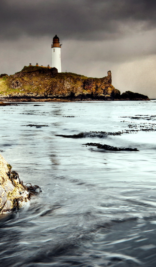 Маяк на берегу