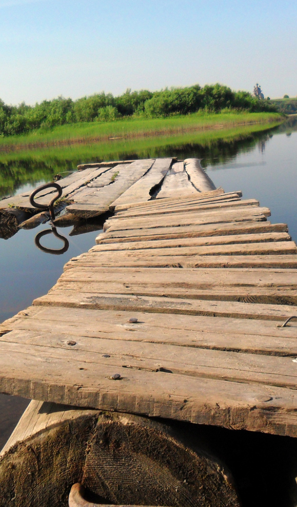 Плот на озере