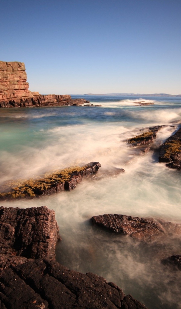 Скалы около берега