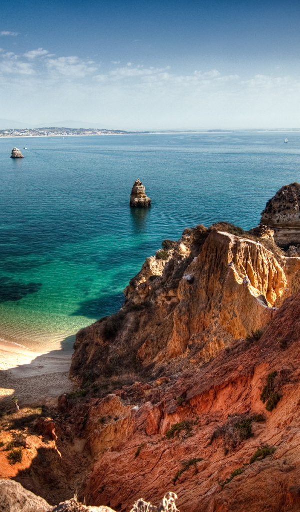 Скалы на побережье