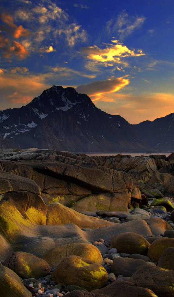 Скалы на берегу