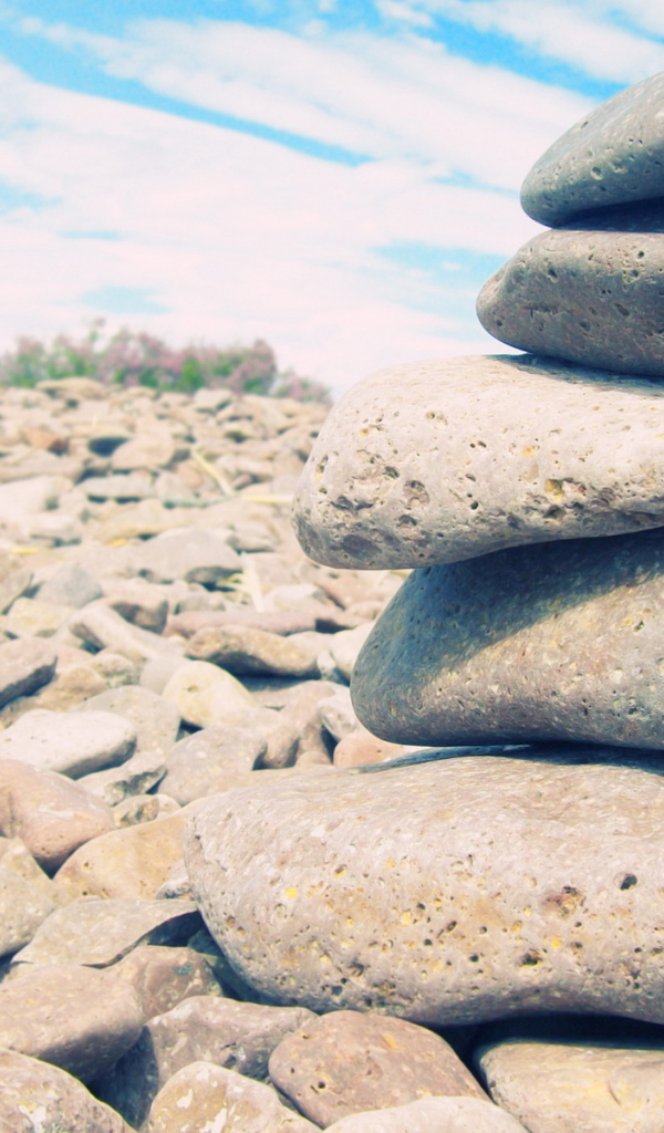 Камни на берегу