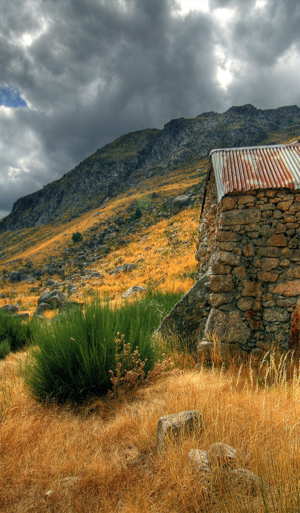 Каменный сарай на склоне