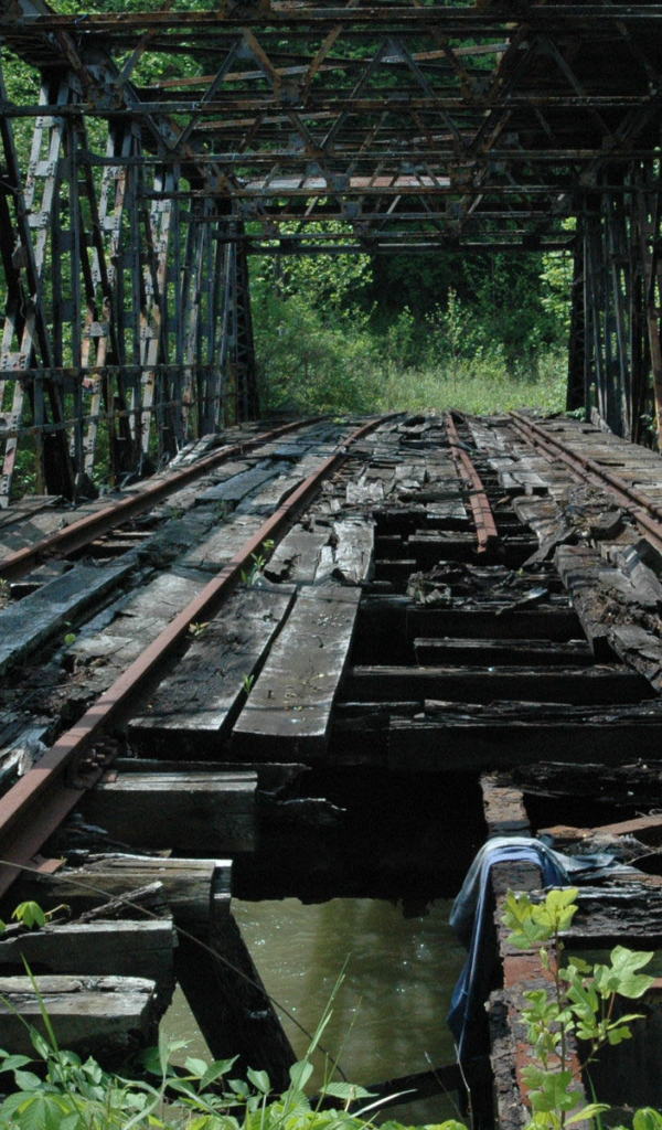 Разрушенная железная дорога