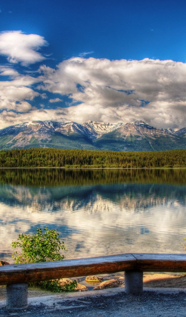 Озеро и горы