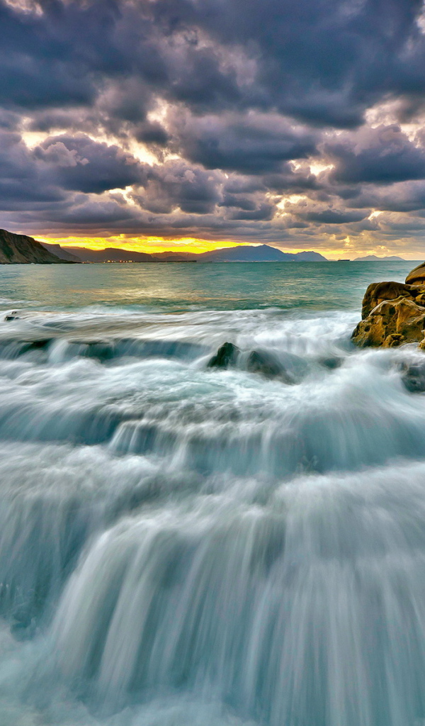 Вдоль берега