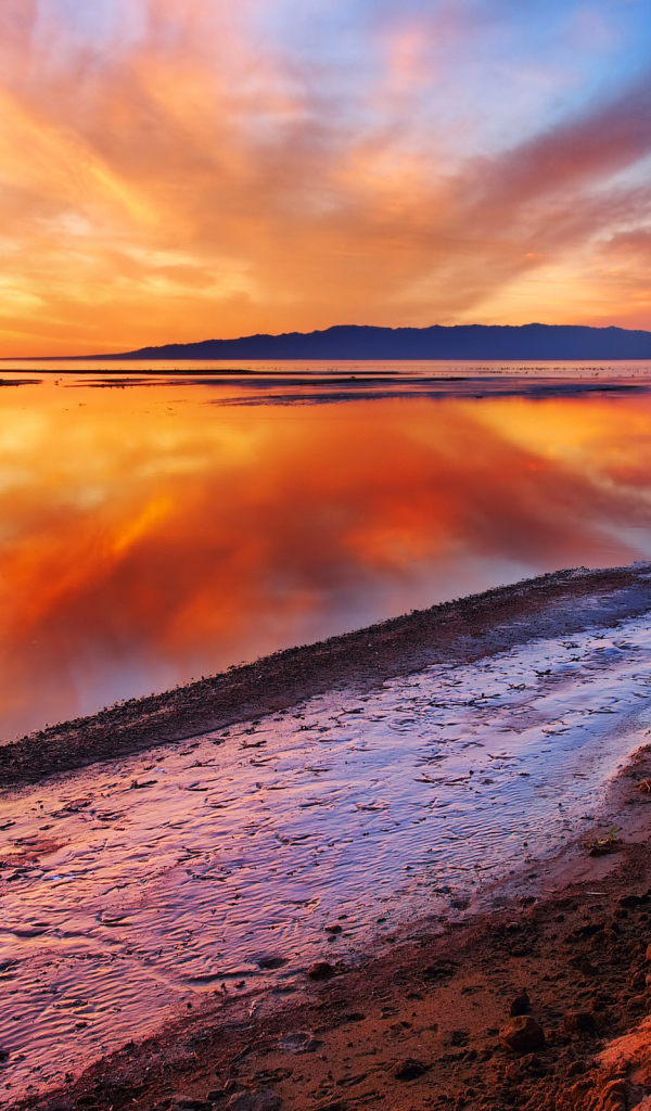 Яркий закат над водой