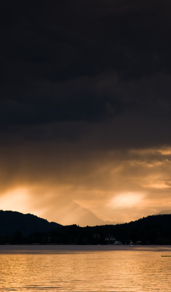 Закат на озере