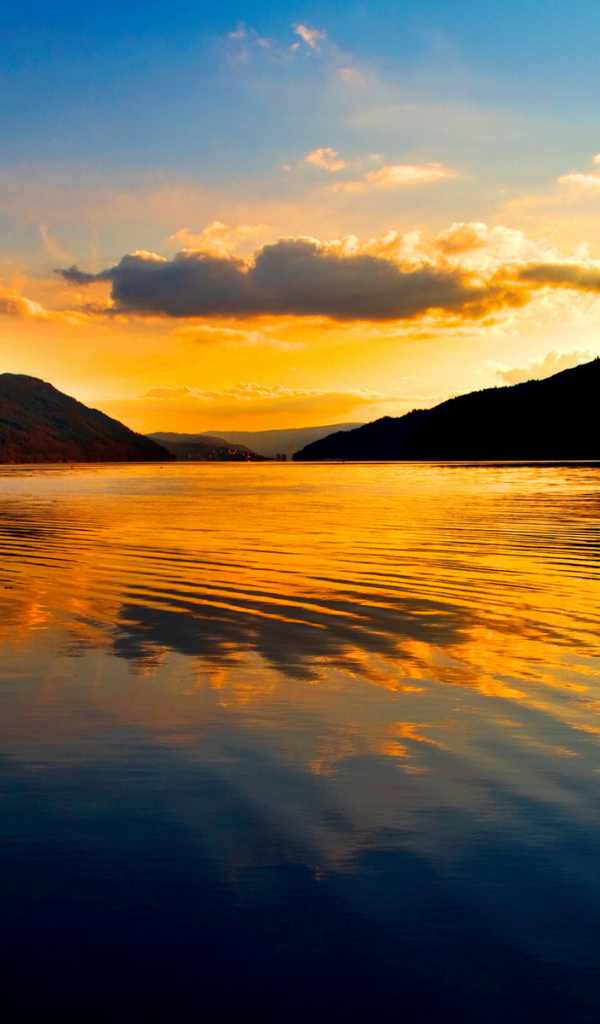 Закат над водой