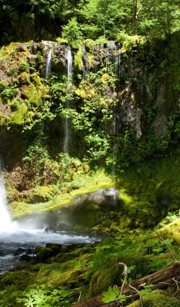 Водопад среди камней