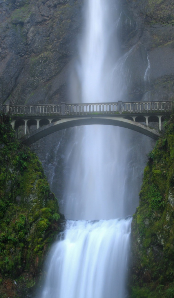 Водопад в ущелье