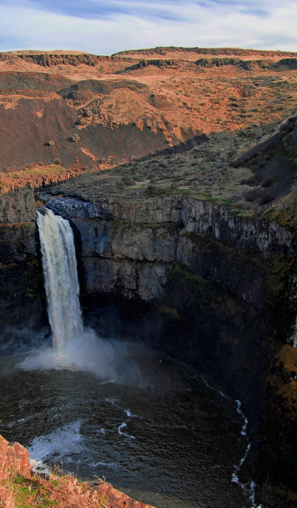 Водопад в каньоне