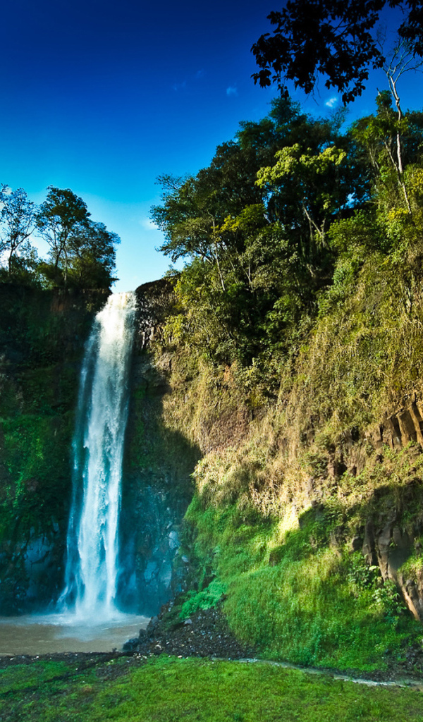 Небольшой водопад