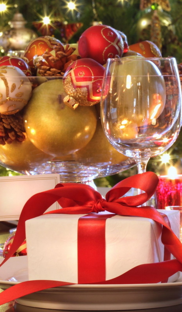 Новогодний стол с игрушками